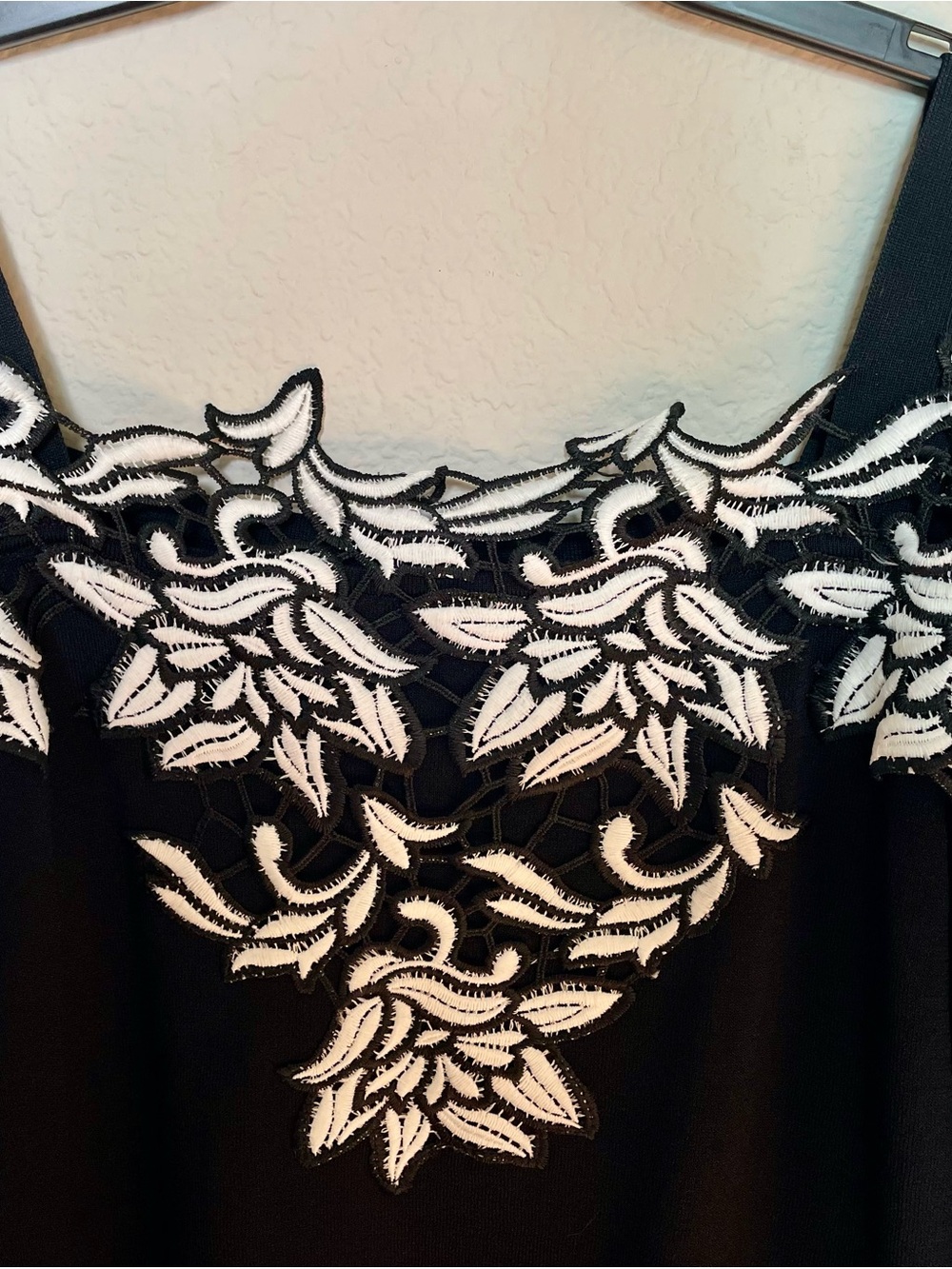 Black Cold-Shoulder Camisole with White Floral Lace Trim M - Picture 2 of 4